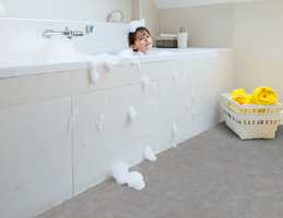 <b>HYGIENISK:</b> Våtromsbelegg kan brukes både på gulv og vegg i baderom og vaskerom. Det er et slitesterkt materiale som er fullstendig vanntett og lett å holde rent.