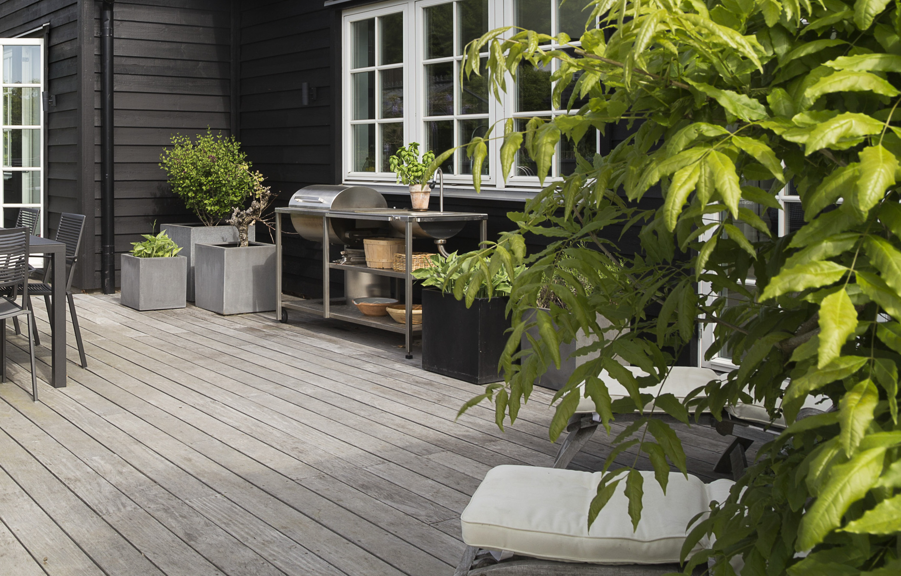 Grå, sorte og brune farger er populært