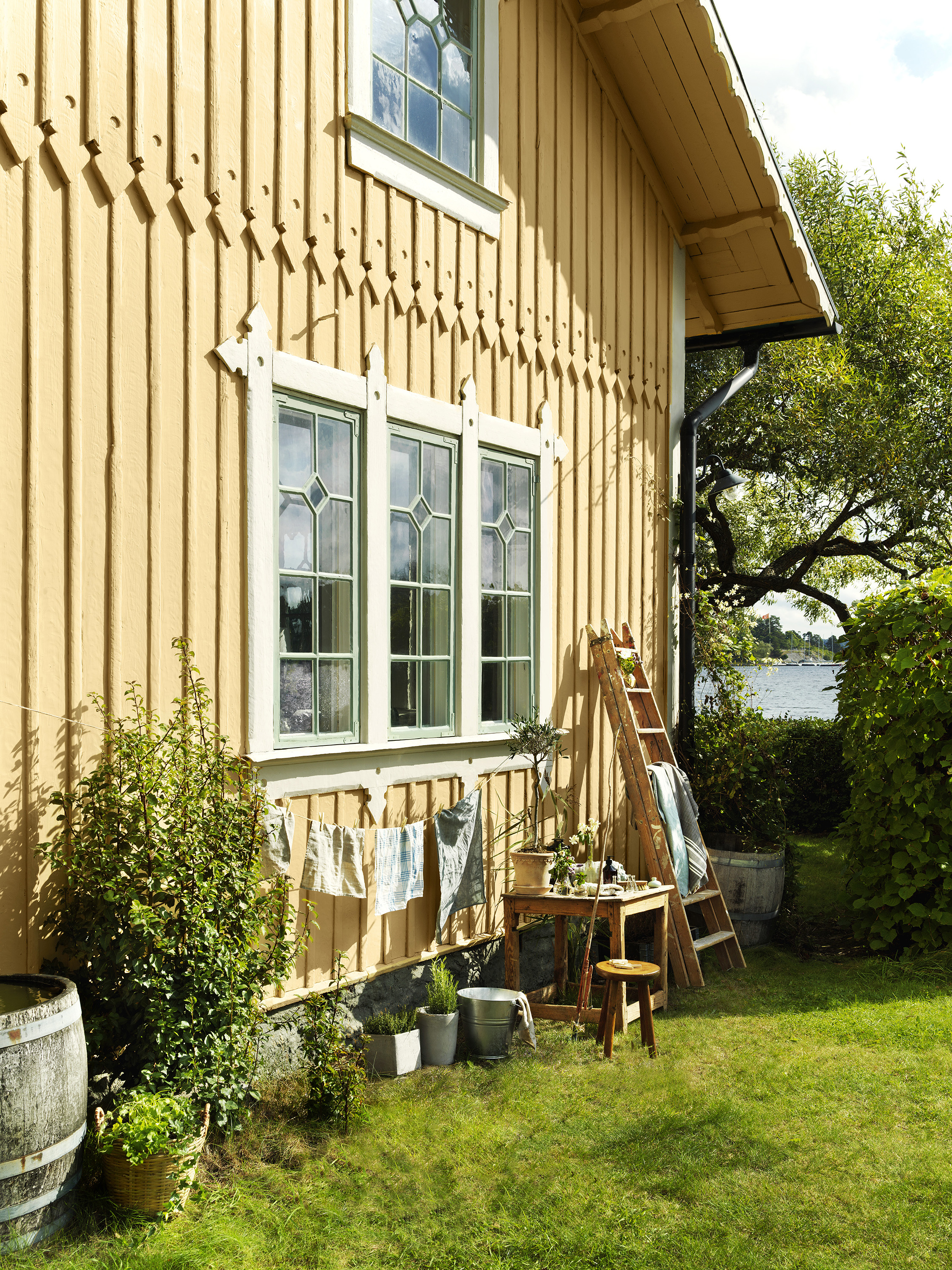 gul gavlfasade med vindu