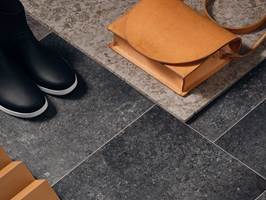 SLAPS OG REGN: Der du går inn med våte sko eller søler med vann, er det bra med et gulv som ikke tar skade av fukt. 