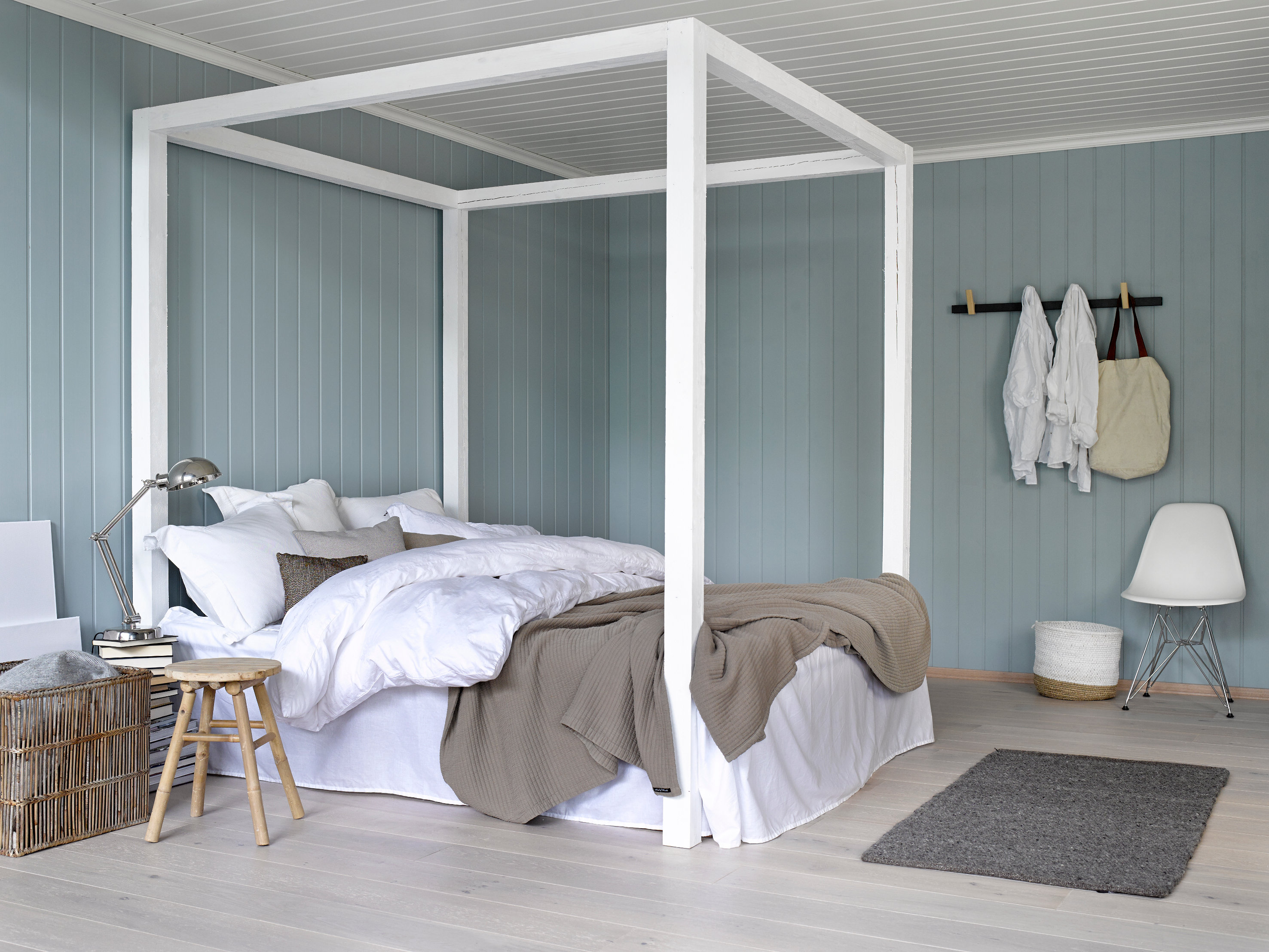 Mot de trendfarger som er populære i dag; de kjølige og dempede grå, blå og grønne, er en ren hvitfarge et bedre valg enn en gulaktig hvit. Dette rommet er fargesatt av Smartpanel.