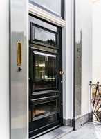 <b>VELKOMMEN INN:</b> Den sorte høyglansede døren setter standarden og ønsker velkommen inn til det unike hjemmet. Både døren og omrammingen er malt med Traditional Paint high-gloss. Døren i fargen Black omrammingen i fargen White Rhino.