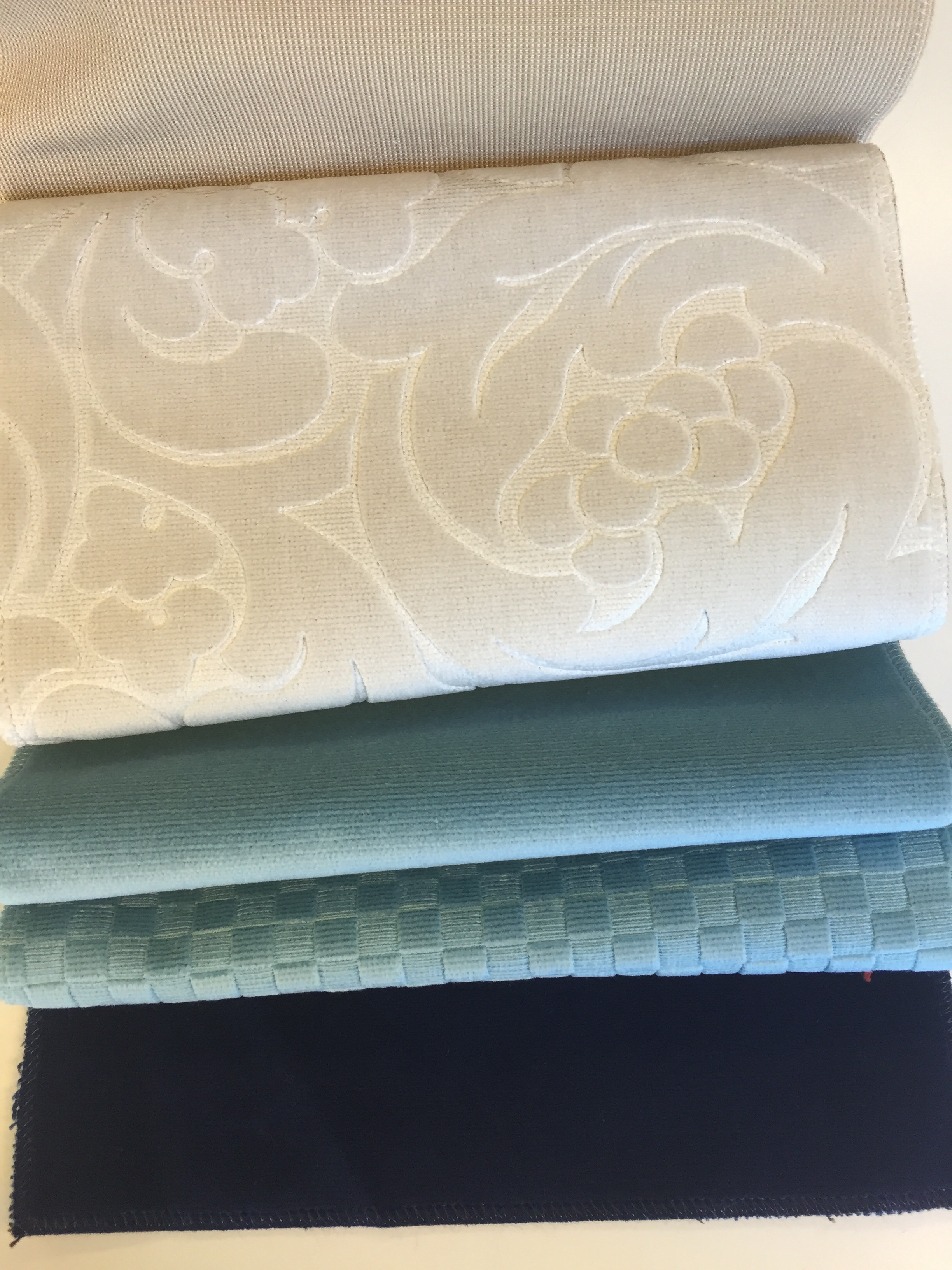 VELUR: Det finnes velur som er spesiallaget for å tåle utelivet, slik som disse fra Maria Flora/Tapethuset. (Foto: Tapethuset)