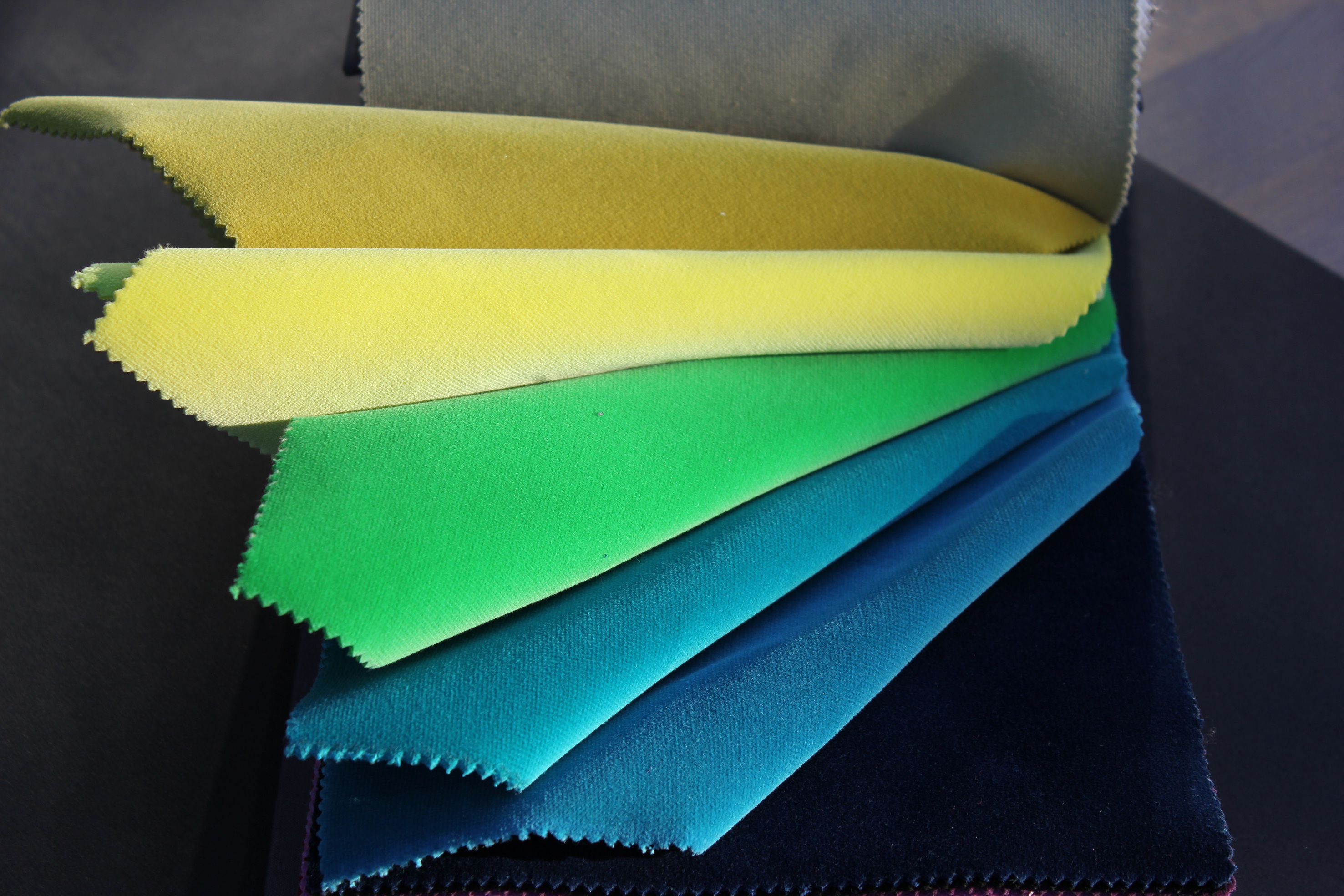 VELUR: Tekstilet som topper trendstatistikken for tiden er velur. Det finnes i mange rene, klare farger. Mykt å se på og mykt å ta på. Tekstilene er fra Green Apple. (Foto: Mari Rosenberg/ifi.no)