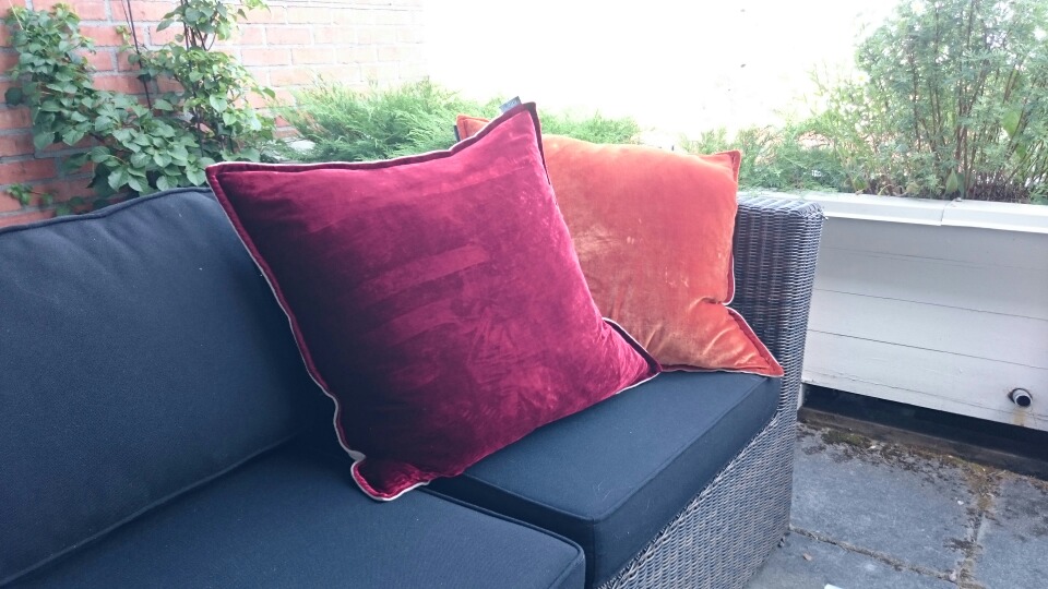 Velur gjør seg også godt ute. Hvorfor ikke ta med et par av putene fra stuen ut? Mykt, lunt og deilig. 