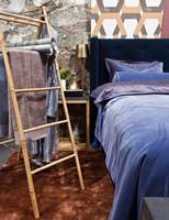<b>SOVEROM:</b> På soverommet er det opplagt behov for teppekos. Både teppet og sengetøyet, som er designet av Halvor Bakke, fås på Bohus.