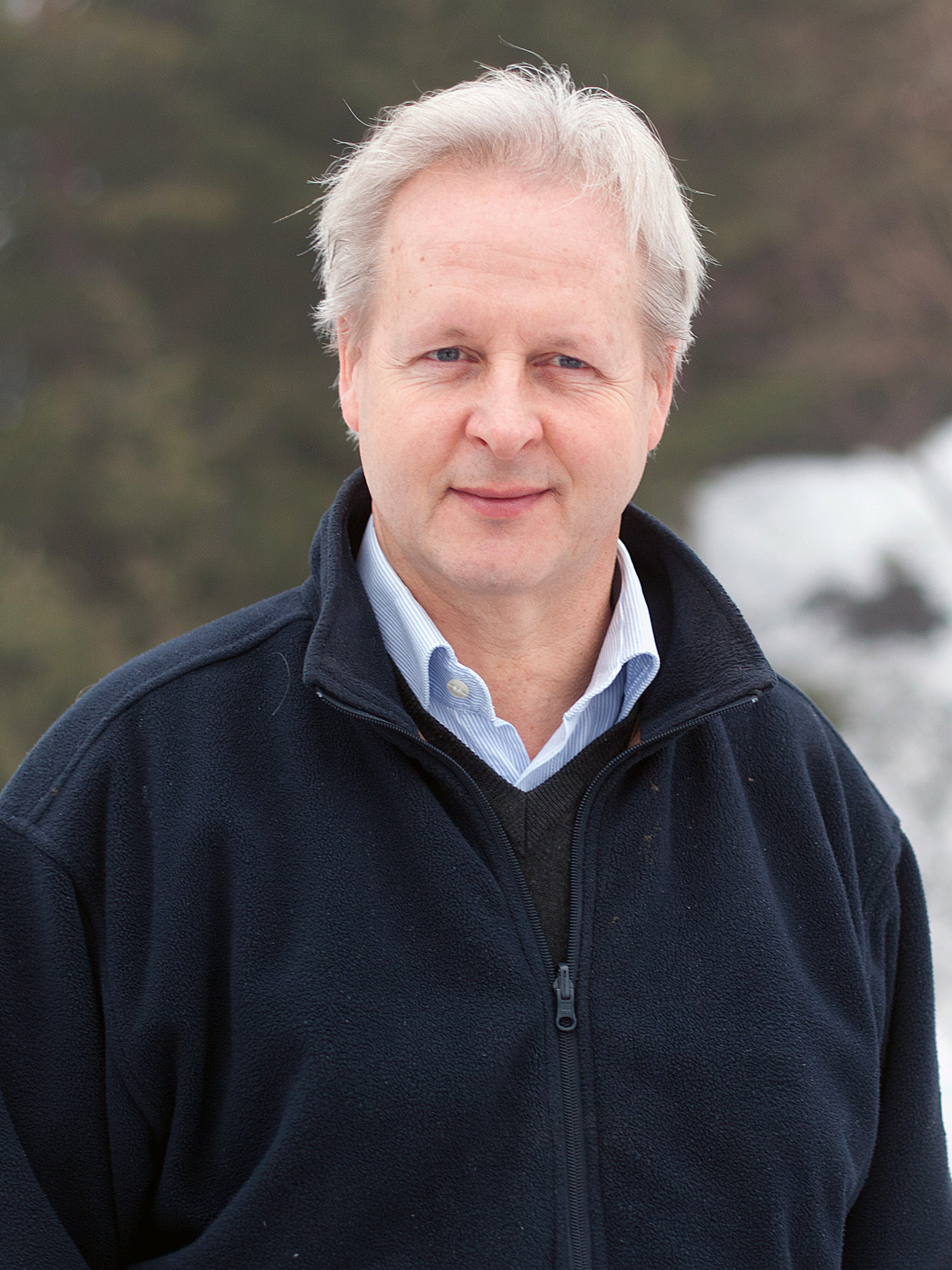 Truls Petter Rosenvinge hos Flügger skal legge ny platting og male huset sitt i sommer. – Nå venter vi bare på finværet før det braker løs, sier han. 