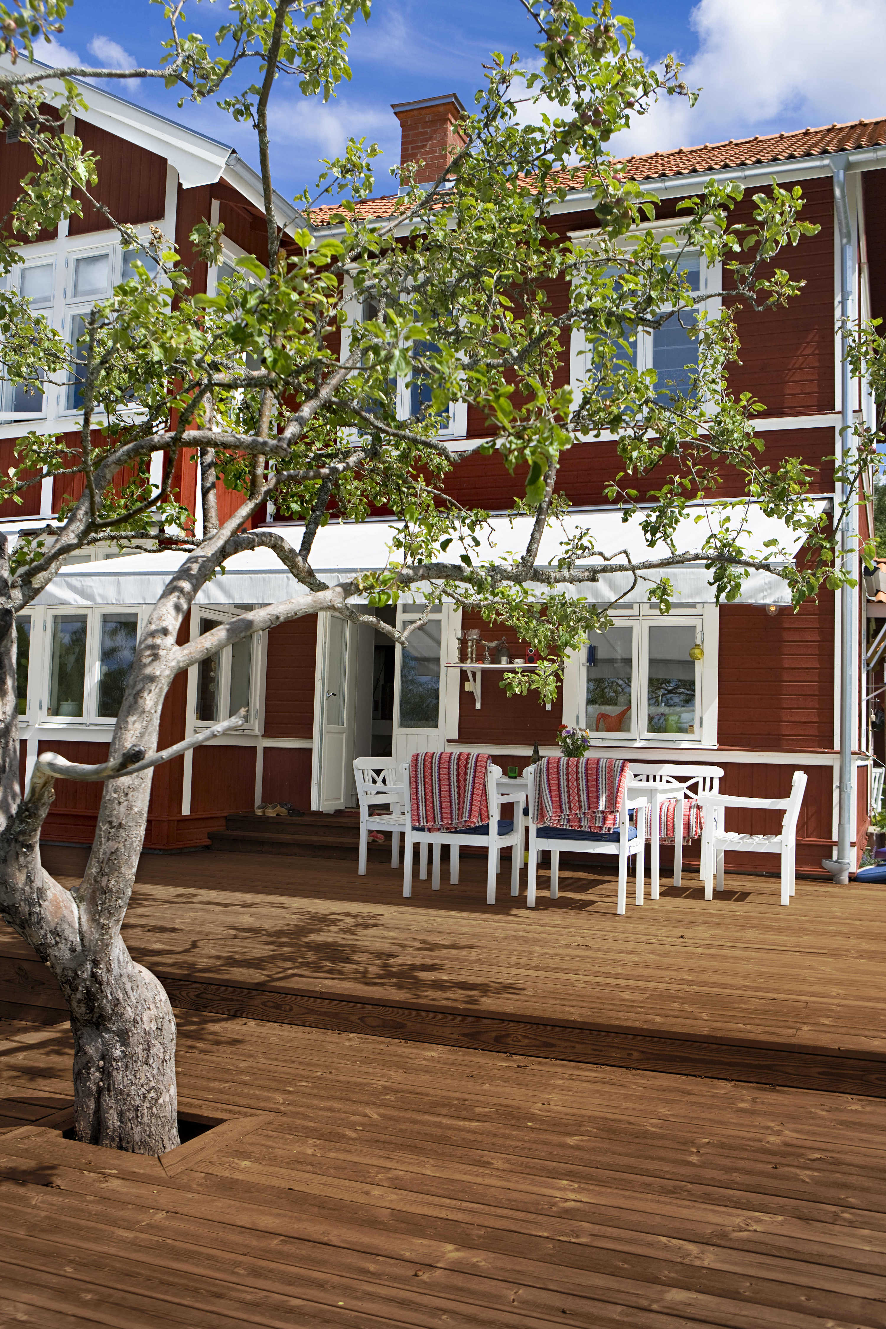 Beisens fargepigmenter beskytter treverket.