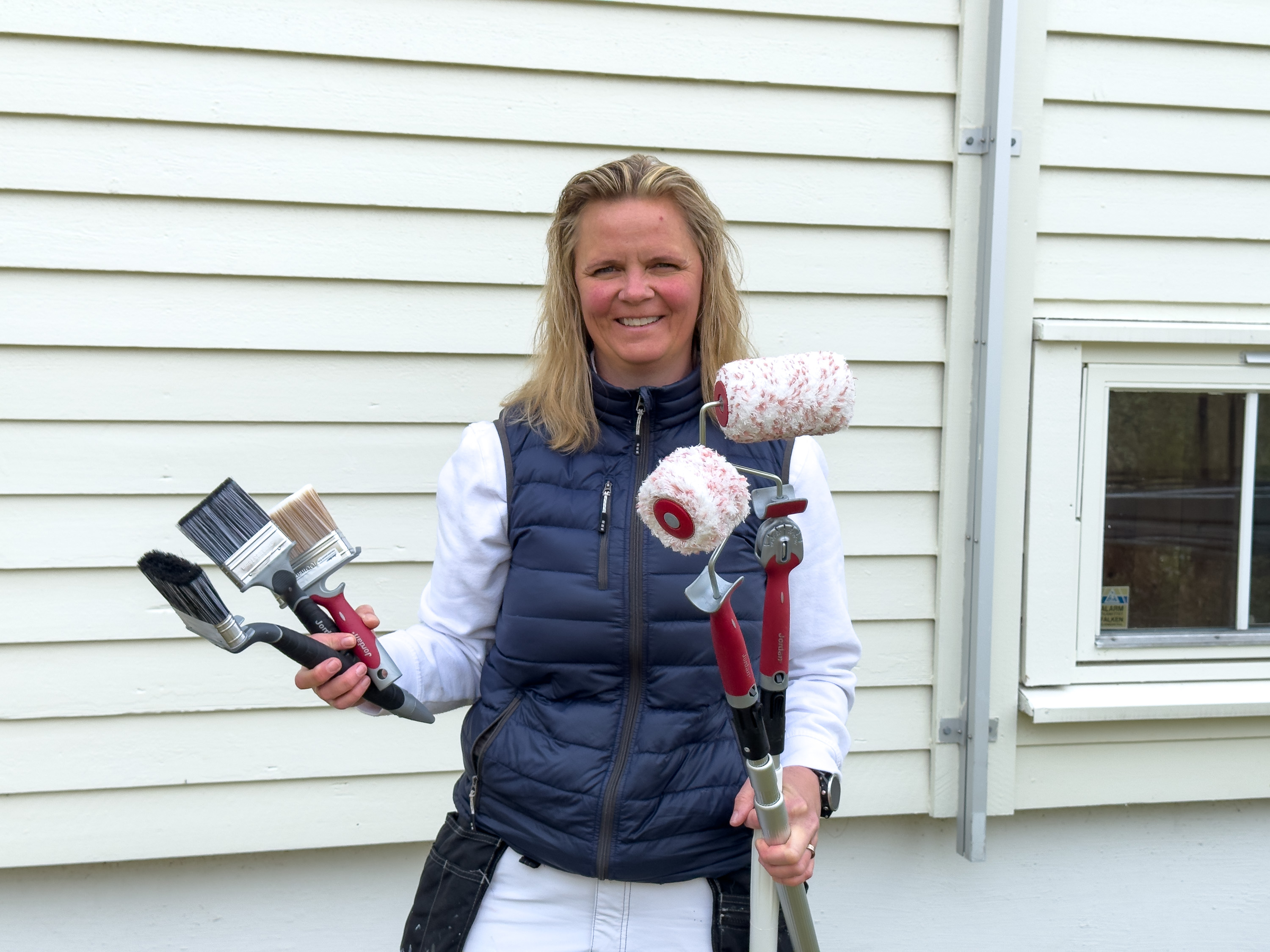 Åsa Schaanning med utvendig maleruller og pensler
