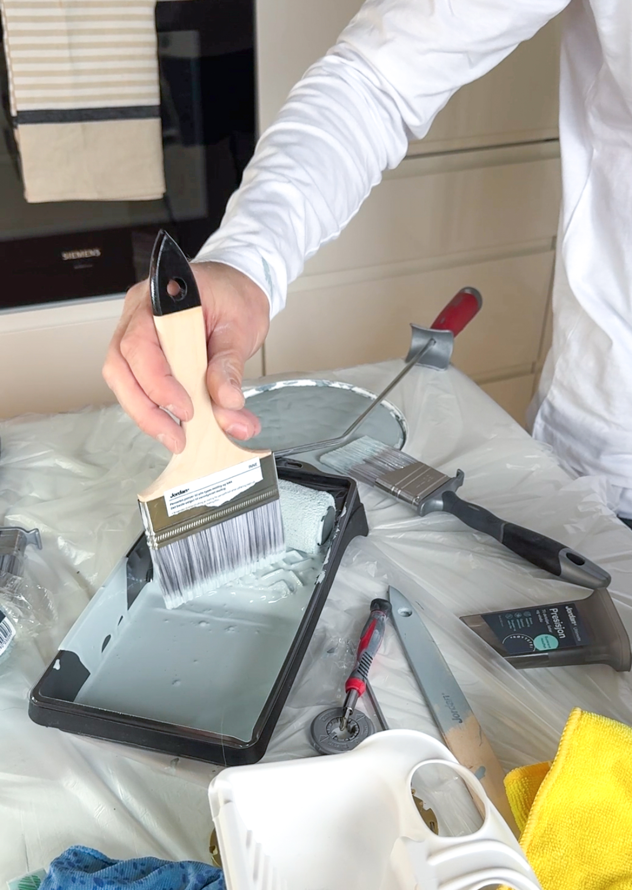 Verktøy for å male innerdør. Pensel, rull og fordriver.