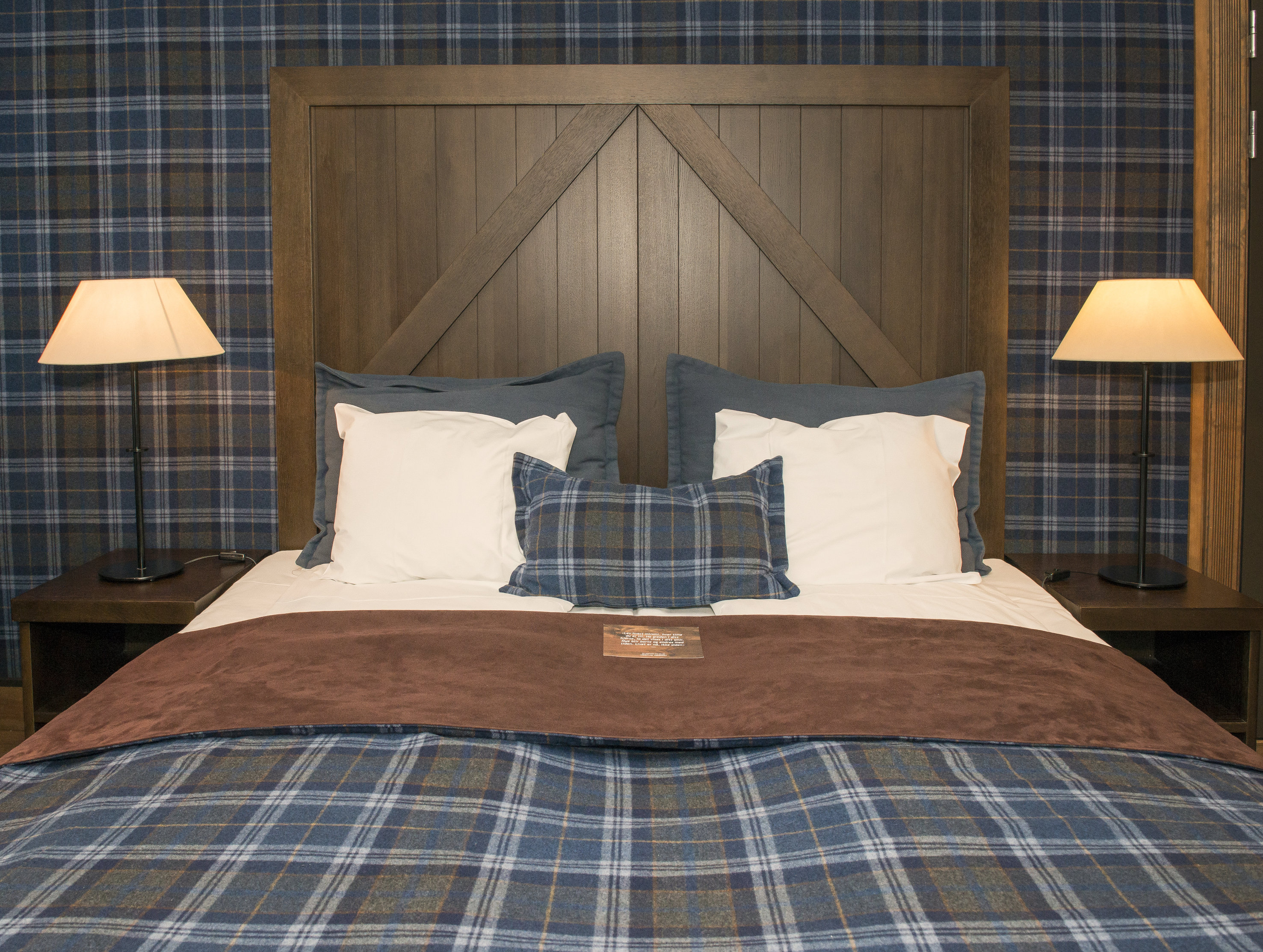 LUNT OG AVSLAPPENDE: Interiøret er designet av interiørarkitekt Helene Hennie. I en elegant miks av kos og eleganse bys man opp til senkede skuldre og filttøfler i luksuriøse omgivelser. 