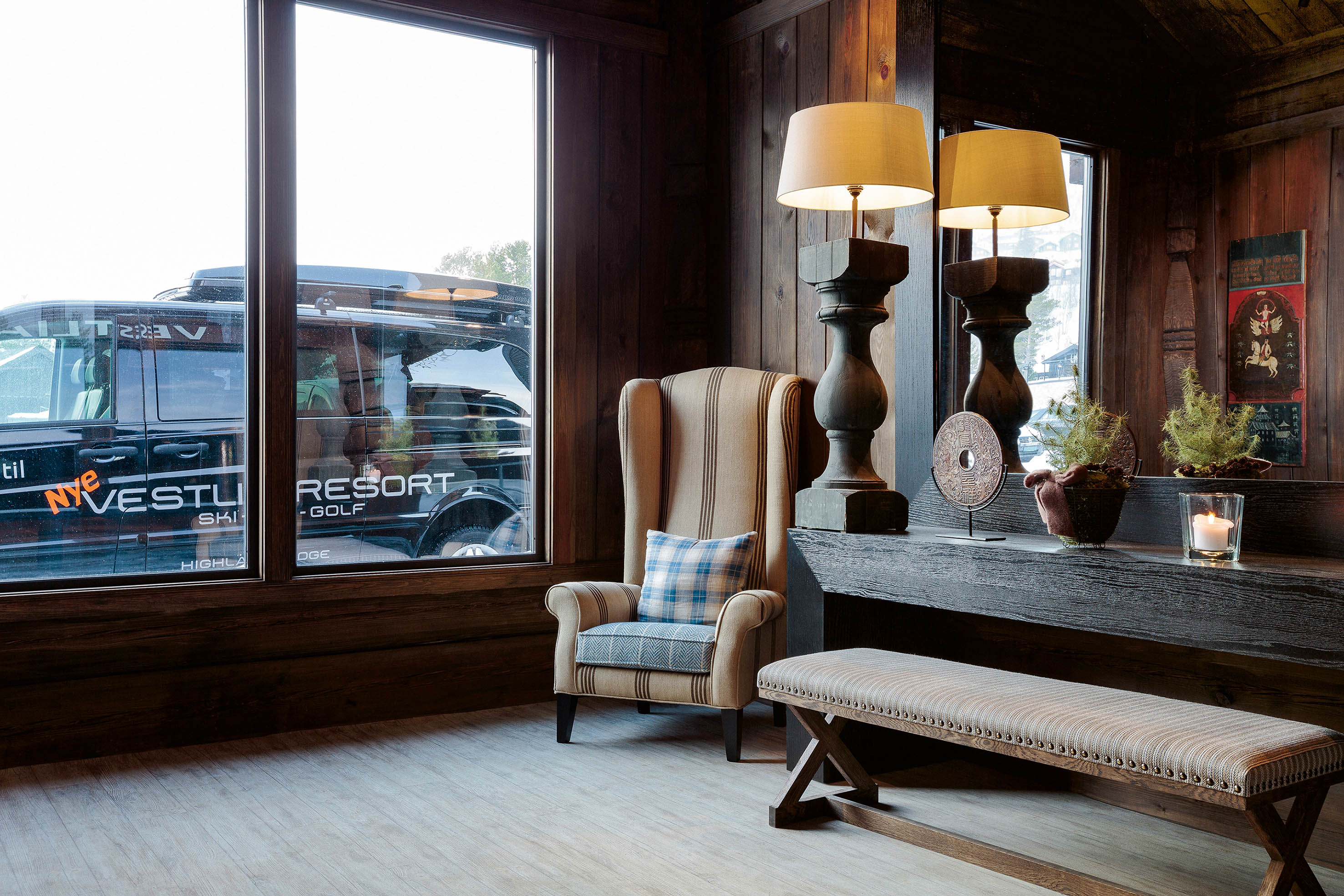 GOD STEMNING: I resepsjonsområdet venter flere gode «velkommen hit»-opplevelser. Hyttekos i storformat.