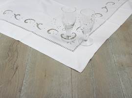 SAGA Nordic White Old Wood har et grånet og røft utseende. Gulvet er hvitpigmentert og oljet. 