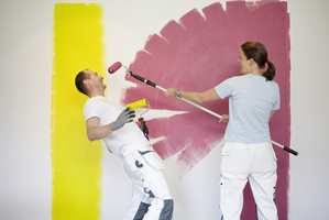 Det er gøy å se resultatene når malingen rulles på veggen. Men husk å ha teknikken inne!