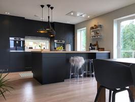 BLÅLILLA: Den sorte kjøkkeninnredningen er myket opp med messing, eik og marmor. Snart blir det endringer i paletten med en vegg i fargen «Nautøya». (Foto: Laila Lillerovde)
