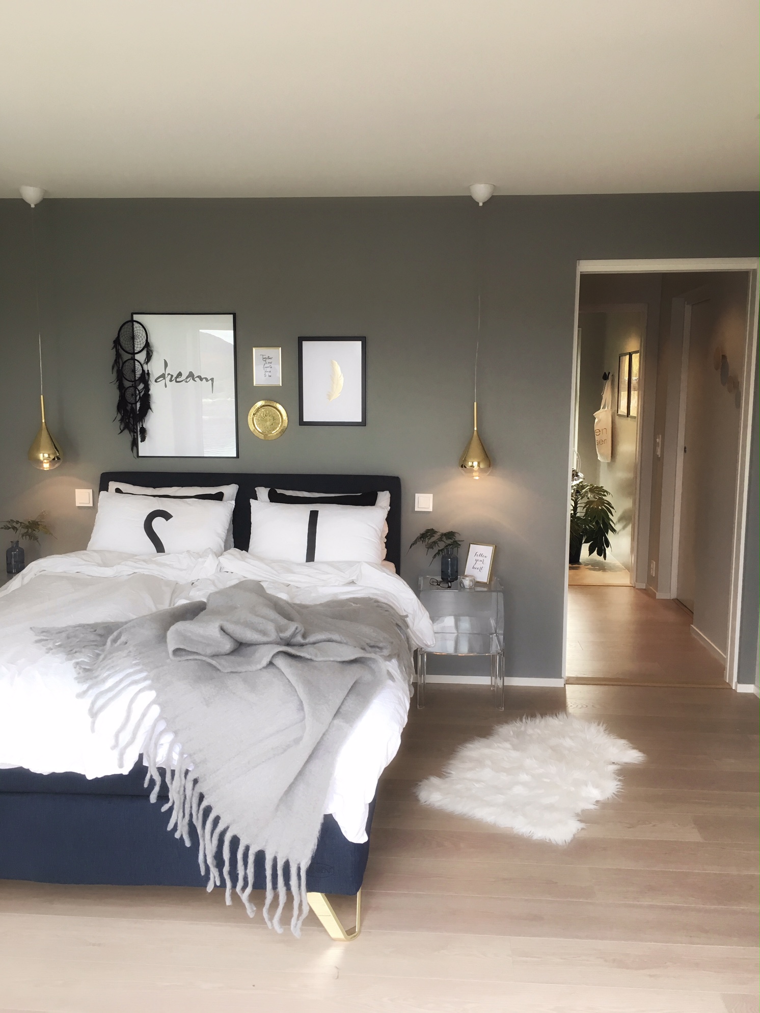 BLÅTT: Fint i dag også, men lysten på mer farge har vokst – så nå blir det snart blått soverom hos Lillerovde. (Foto: Laila Lillerovde)