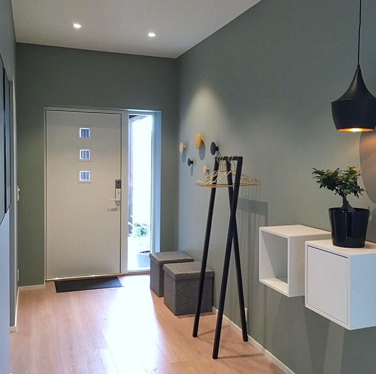 GRØNT: Hos Laila Lillerovde er det en grønn gjennomgangstone. Gjestene senker skuldrene og kjenner på ro når de kommer inn i den grønne entreen. (Foto: Laila Lillerovde)