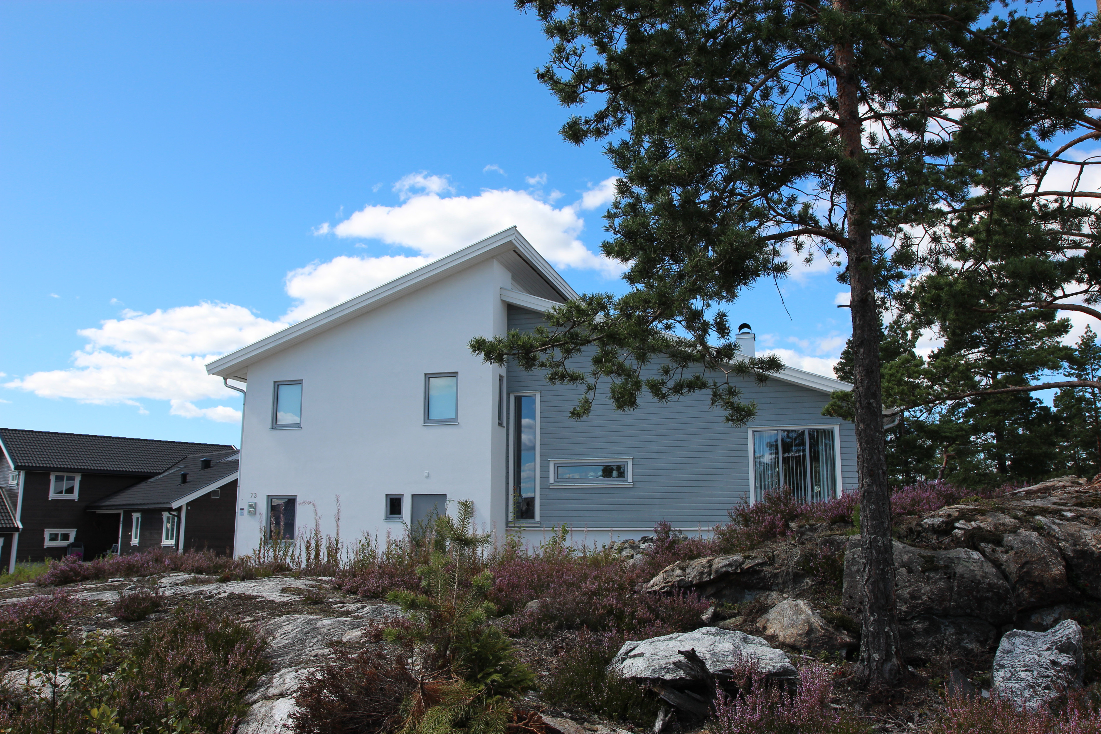 Her er en del hvit og en del blågrå. For en enda mer dramatisk effekt, kunne man ha valgt en helt mørk farge mot den hvite.