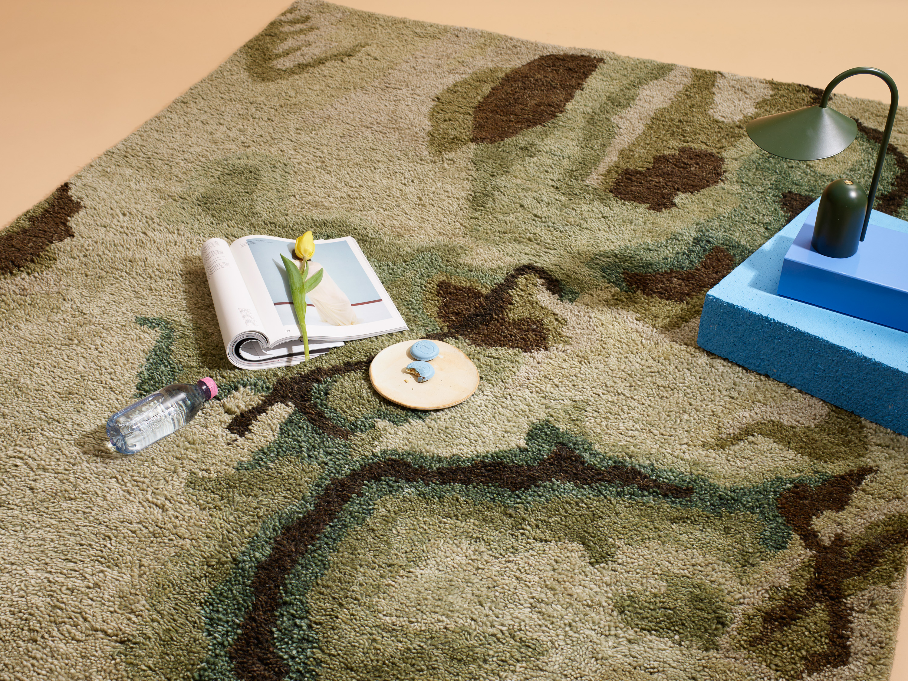 Grønt teppe med noen gjenstander oppå