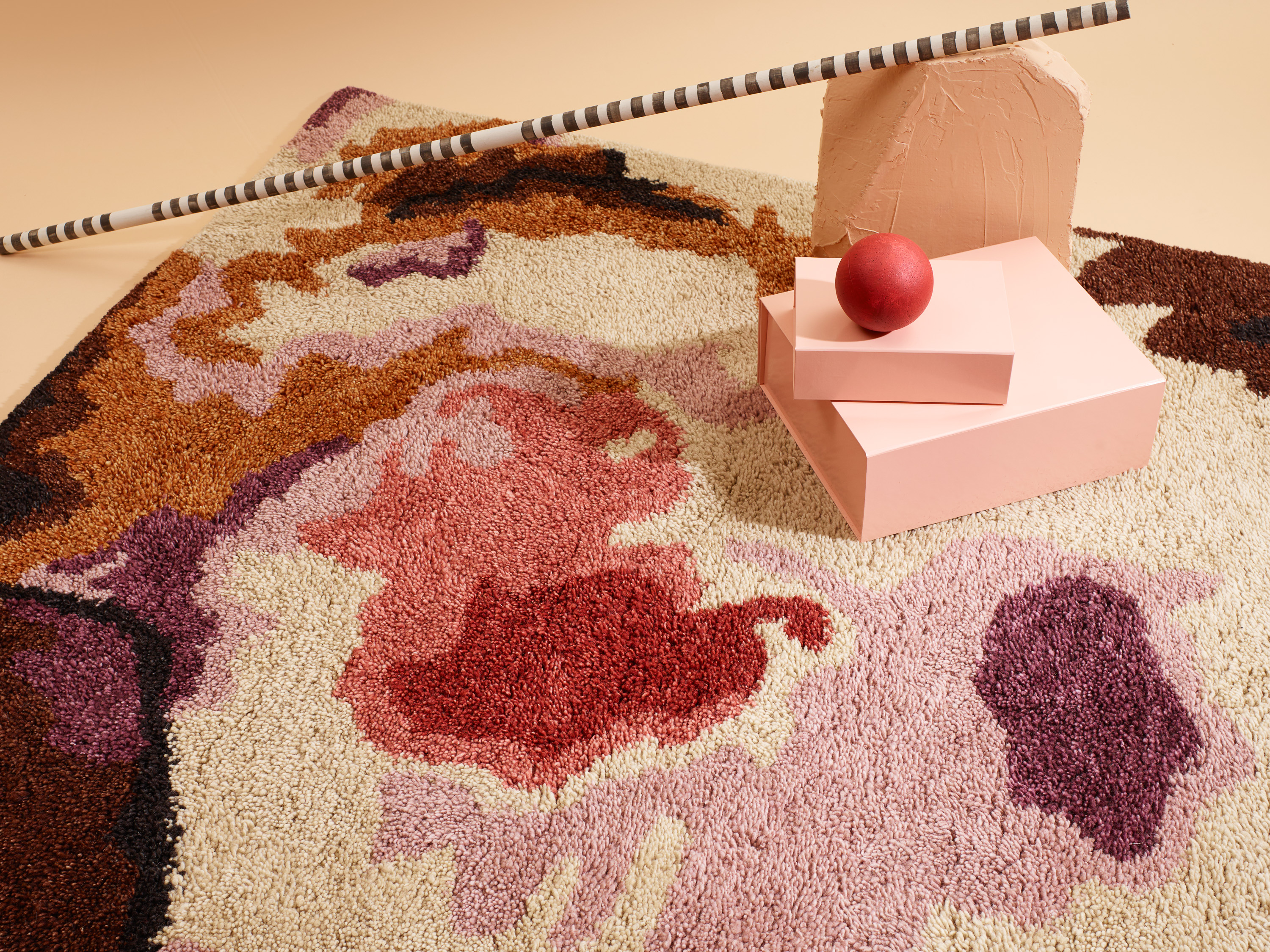 tuftet ullteppe i sterke lilla og rosa farger 