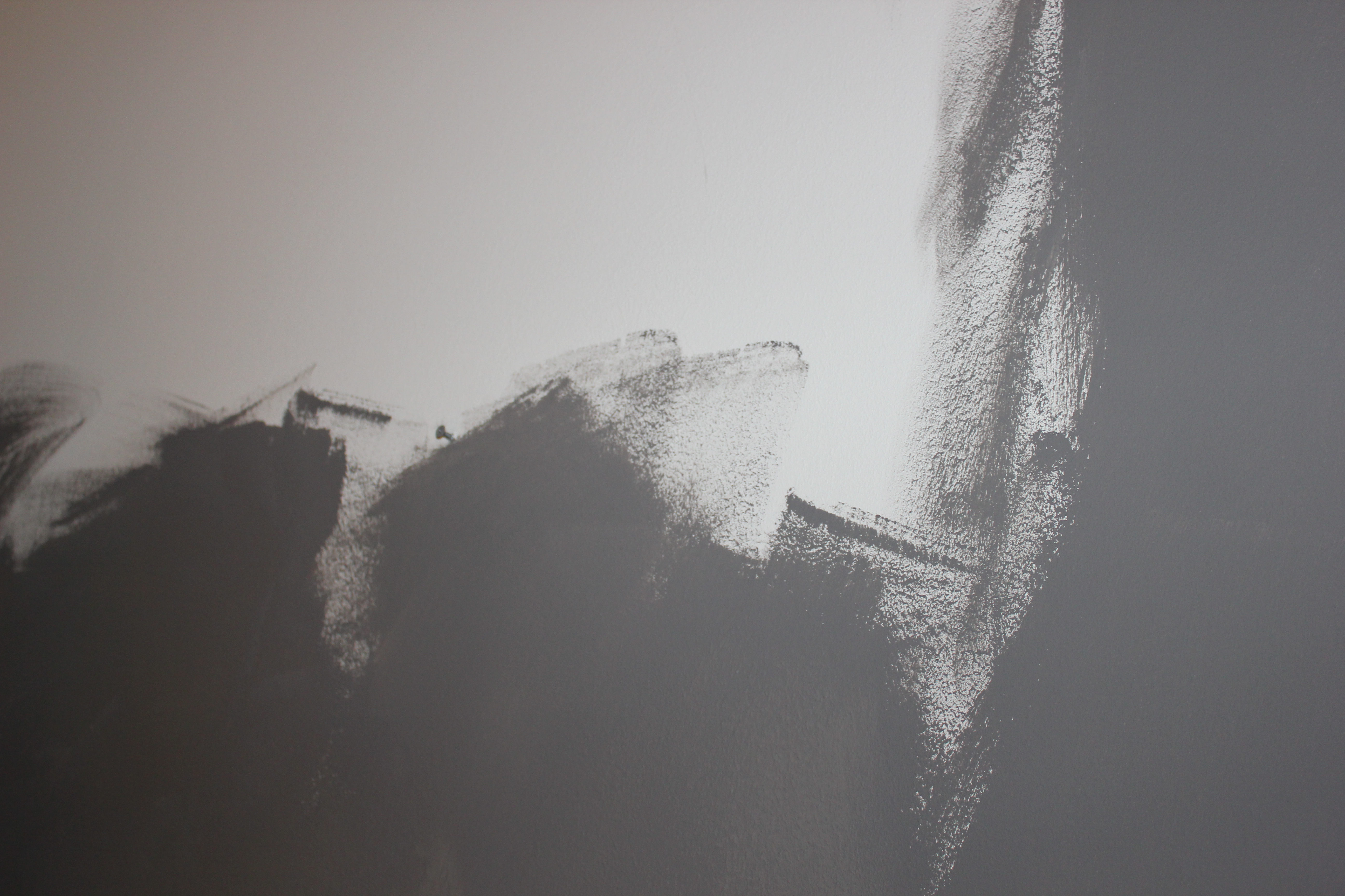 Start i et hjørne og mal på kryss og tvers, uten noe repeterende mønster.