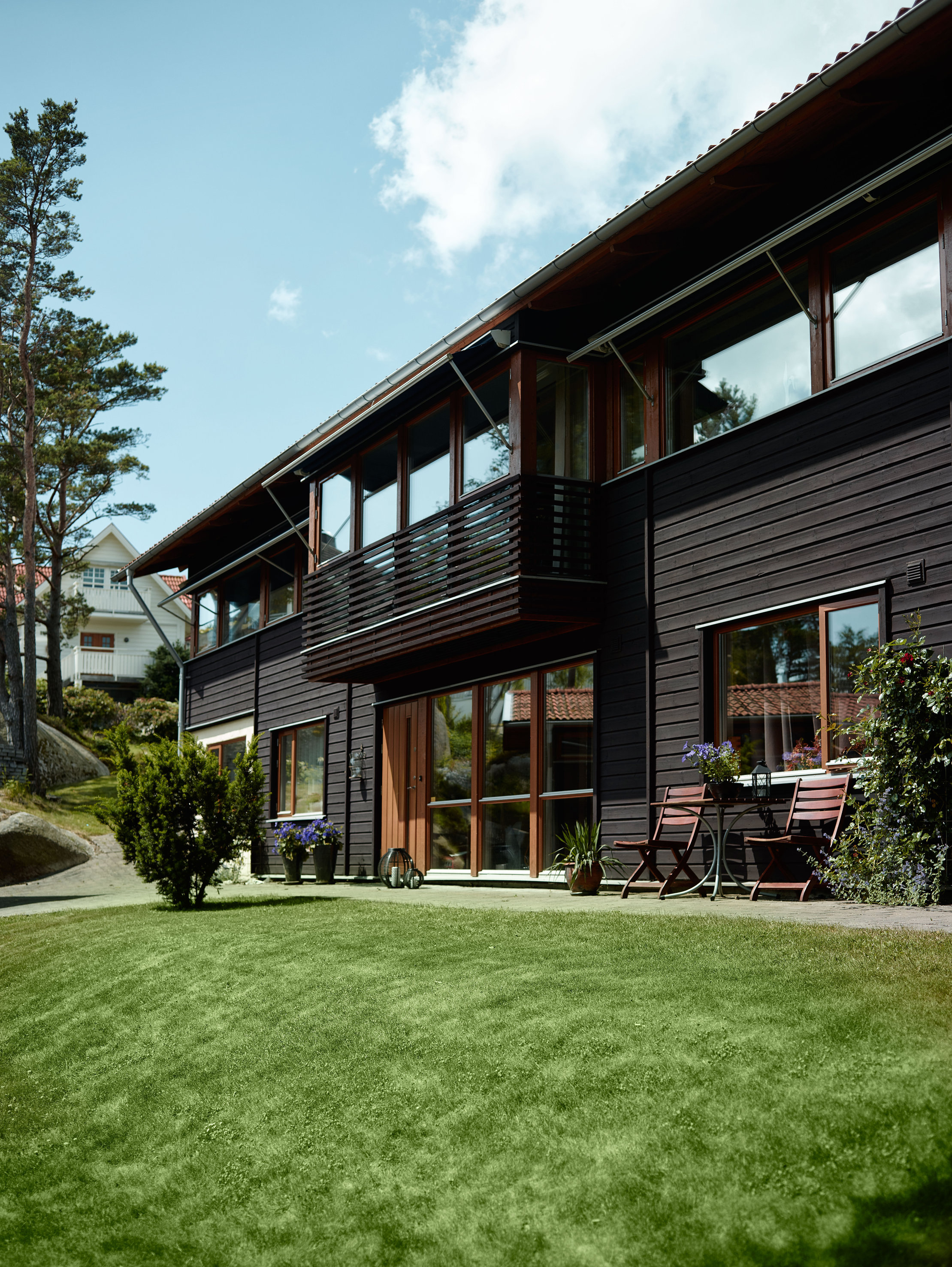 Én farge på hele huset gjør at vinduene virker mindre. Er fasadefargen lys og vindusomrammingen mørk, vil vinduene virke større. Man kan også på et lyst hus velge lyse omramminger for at vinduene skal virke mindre i veggflaten. 