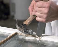 Hammer og et spesielt stemjern for vinduskitt er også en effektiv metode for å ta bort gammel, inntørket kitt.