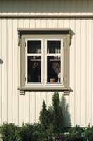 EGEN MALING: Alle malingprodusenter har egen maling for fasadens dører og vinduer. 