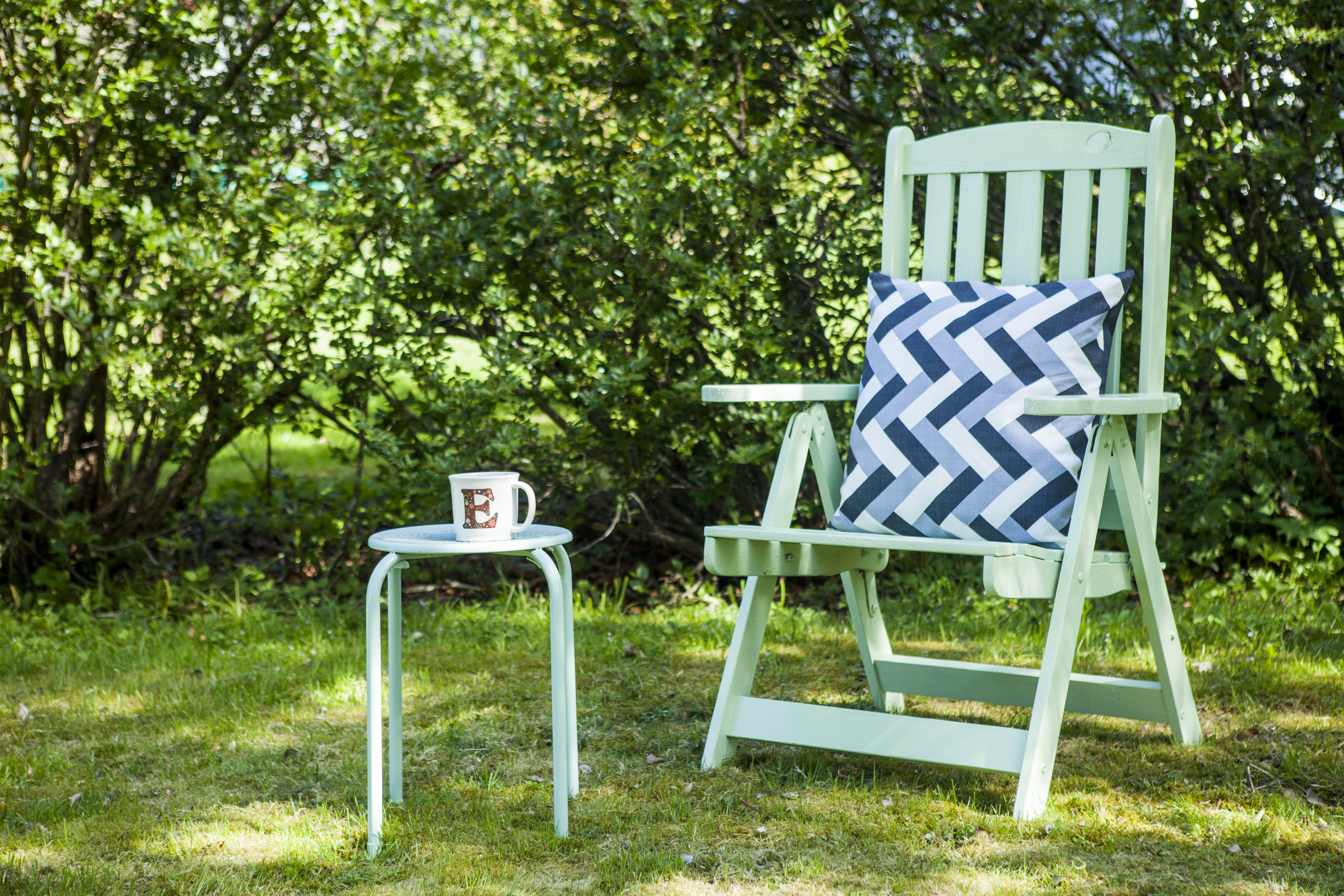 Nymalt stol i sommerfarge