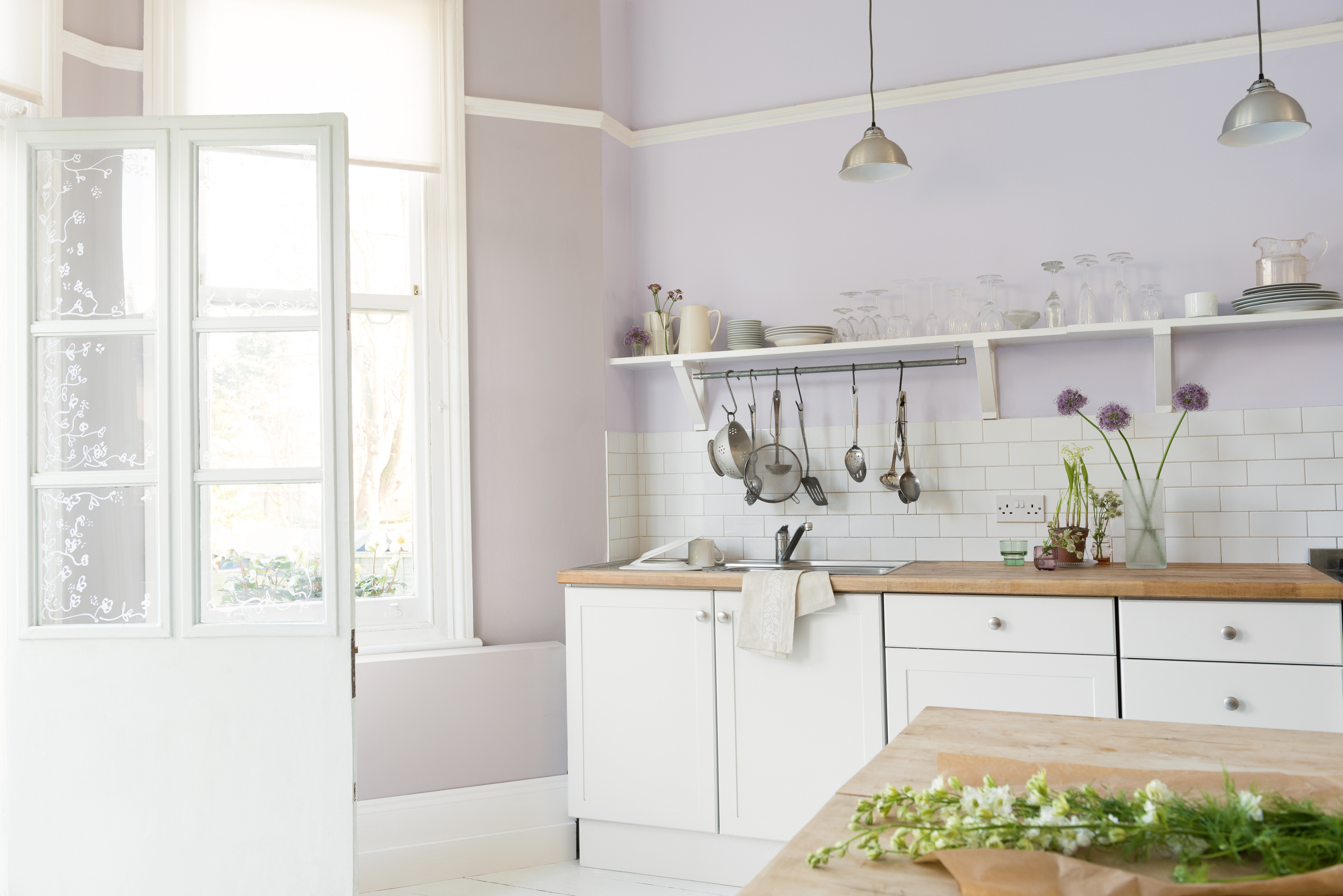 Et lyst og luftig kjøkken kan gjøre susen når man skal selge boligen. Det åpner opp rommet og lar lyset komme inn. (Foto: Nordsjö)