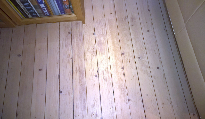 Kan en rødvinsflekk fjernes fra furugulvet?