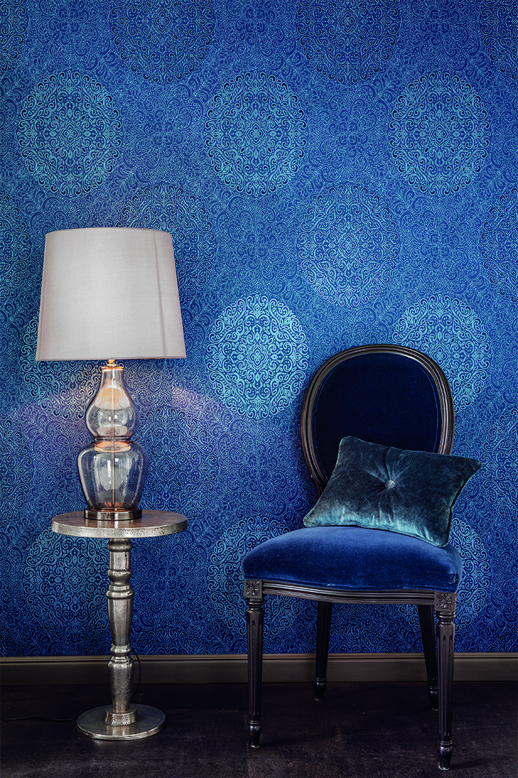 Mørkt, vinterblått tapet