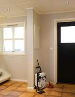 Den sortmalte døren er et tøft innslag og gir en spennende kontrast til alt det lyse. 