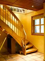 Før: trappen var en gulnet fremtoning som ruvet i rommet. 
