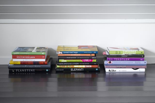 Bra plassutnyttelse – bøker i pene stabler inntil den svært lave kneveggen, på lekkert, blankmalt gulv. 