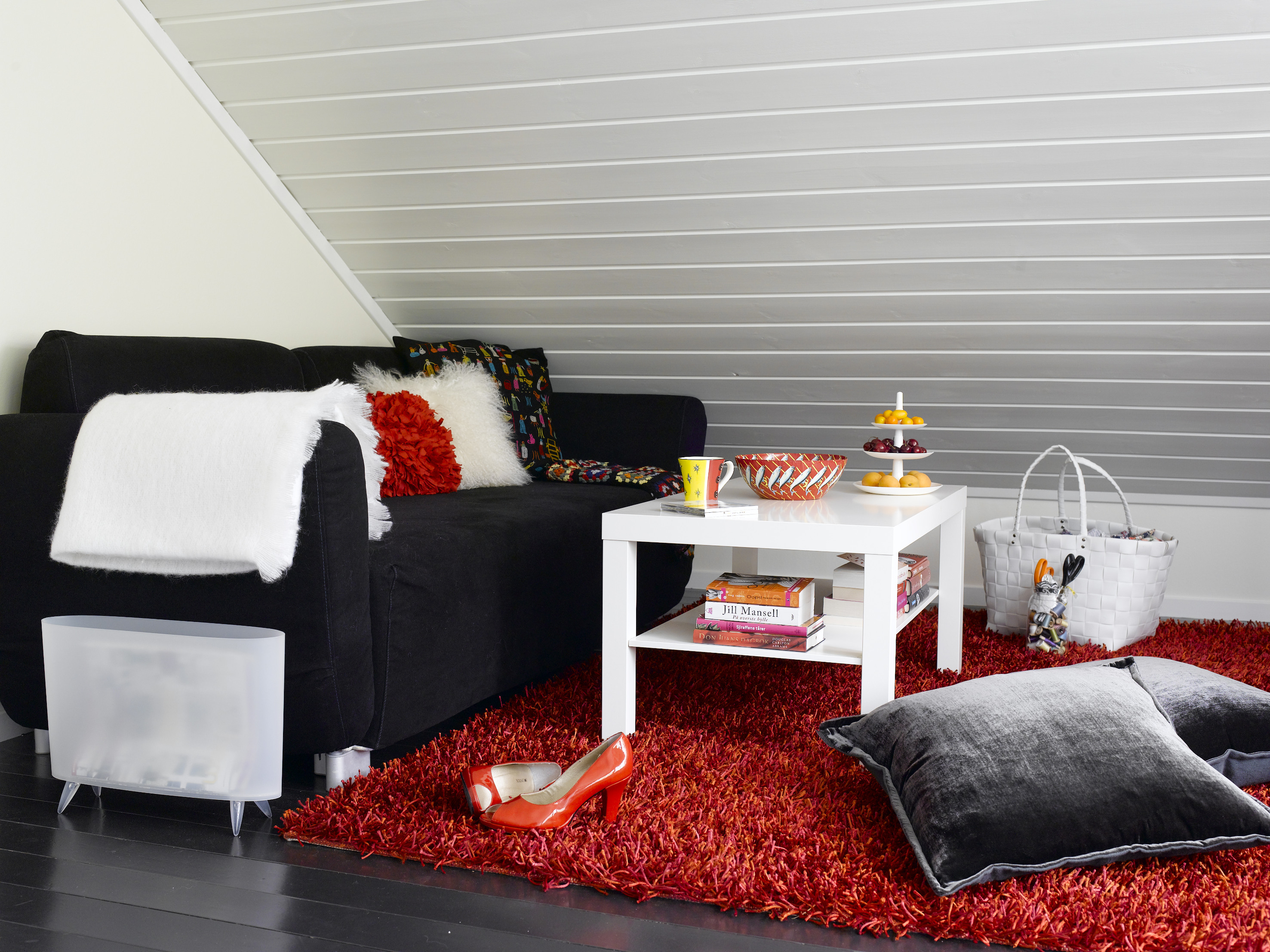 Rom med lave knevegger er en utfordring, både med tanke på møblering og fordi taket går så langt ned. Her vokste romfølelsen i takt med at taket ble hvitt. 