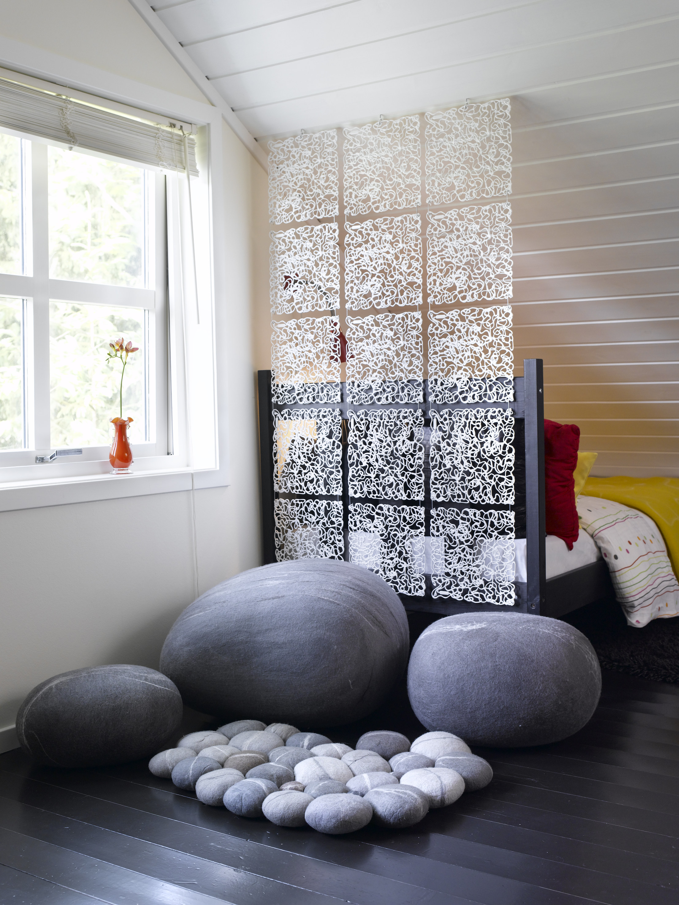 Sovedelen er adskilt på en smart måte, innunder skråtaket. Puffer i steinlook sørger for ekstra sitteplasser. 