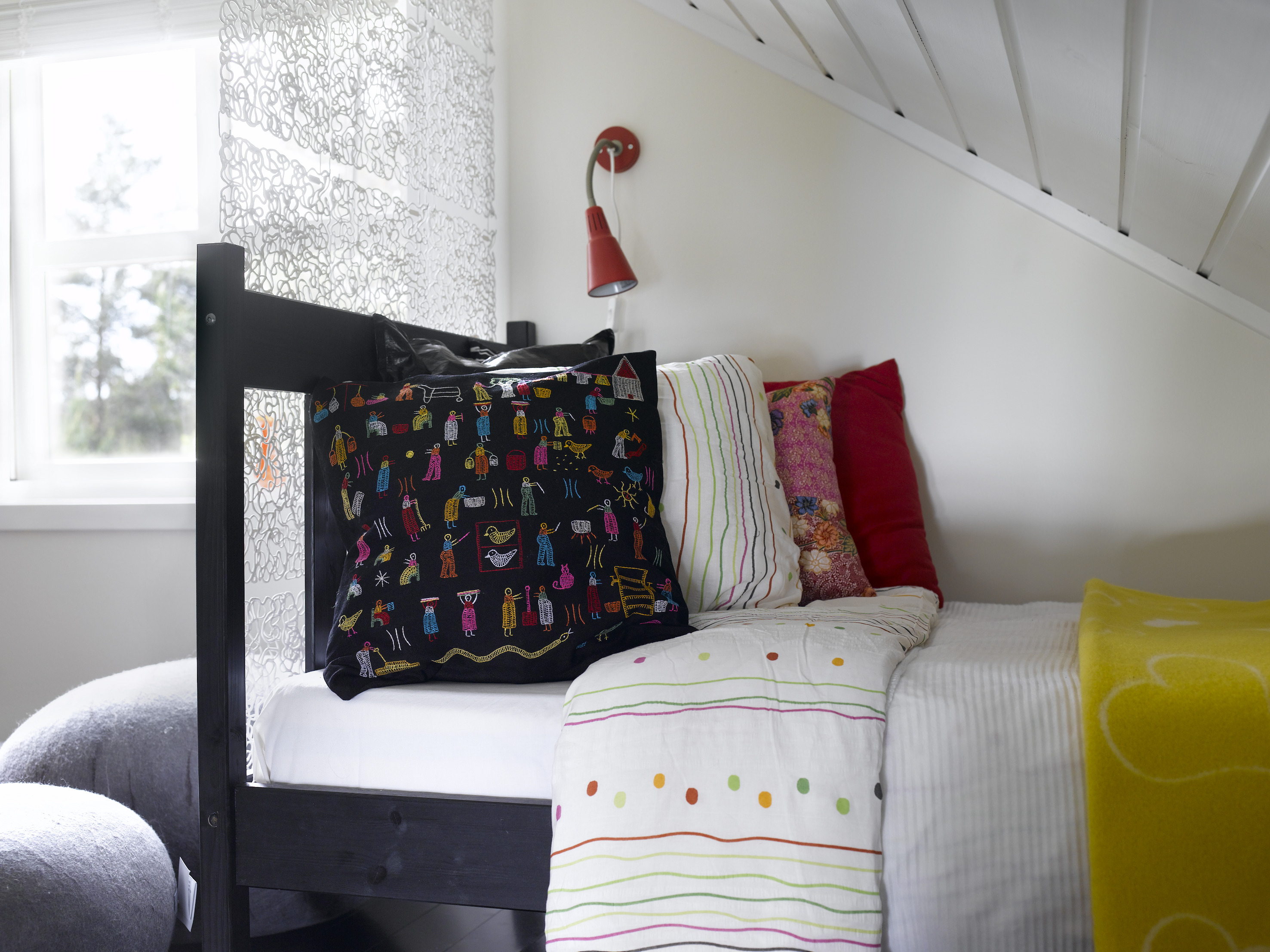 Sovesonen er skapt ved at sengen står innunder taket, med ryggen ut mot rommet, og ved hjelp av en transparent romdeler. 