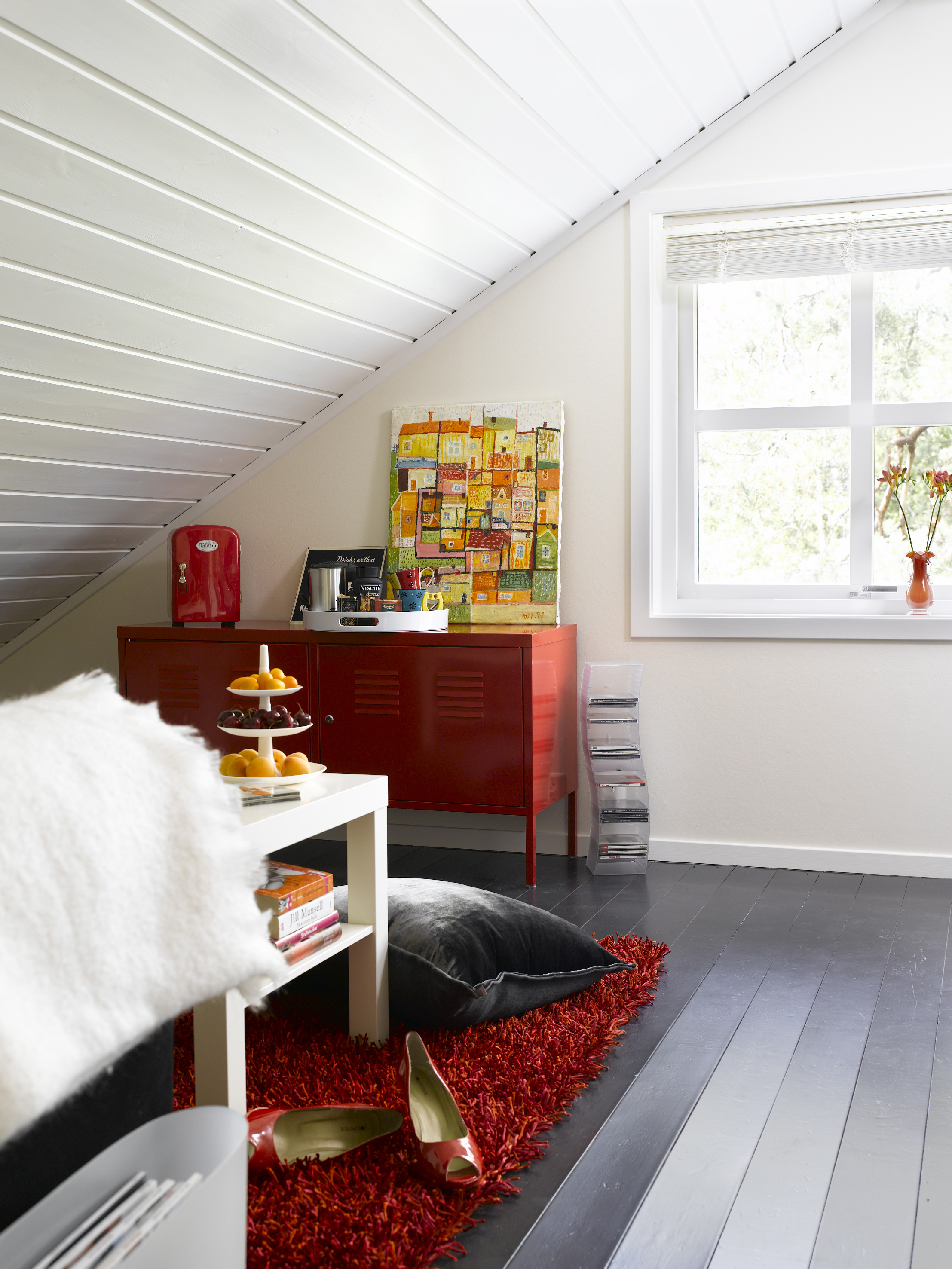 Et fresht, lyst rom med gode farger, og takket være den høye glansen på tak og gulv reflekteres lyset både til hygge og nytte. 