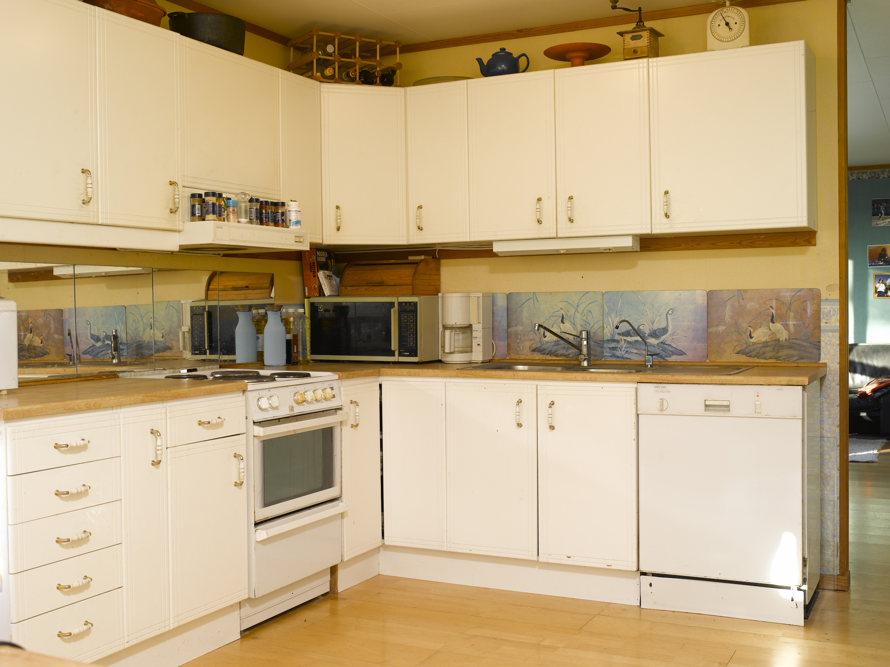 Det gamle kjøkkenet var slitt, og det var ønskelig med med mer luft. Veggen mot stuen ble derfor revet, og ny innredning kom inn.