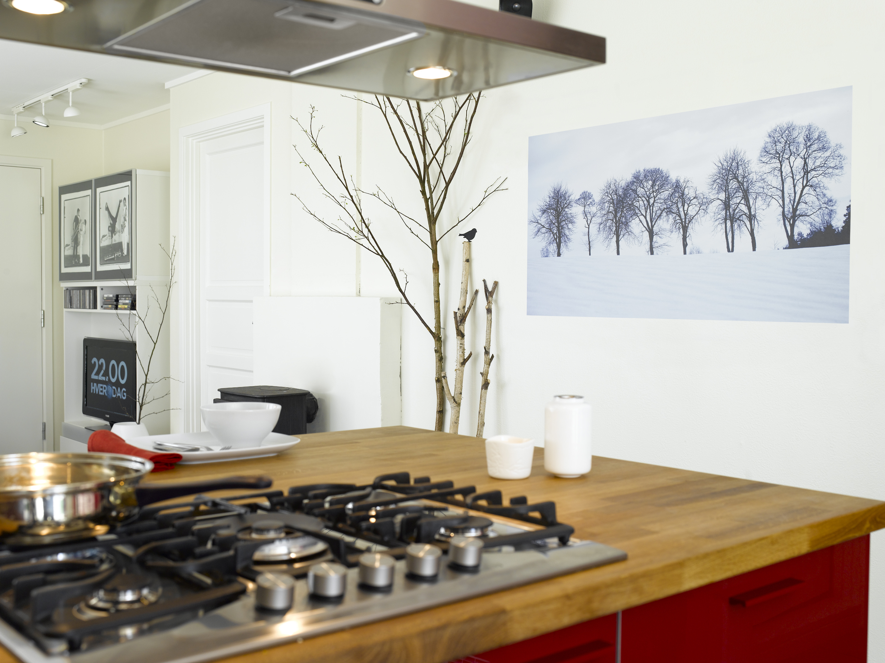 Utsikt mot stuen; åpent, lyst og hyggelig. 