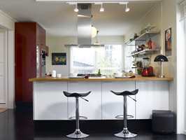 Kjøkkenet sett fra stuen; lyst, åpent og inkluderende. 