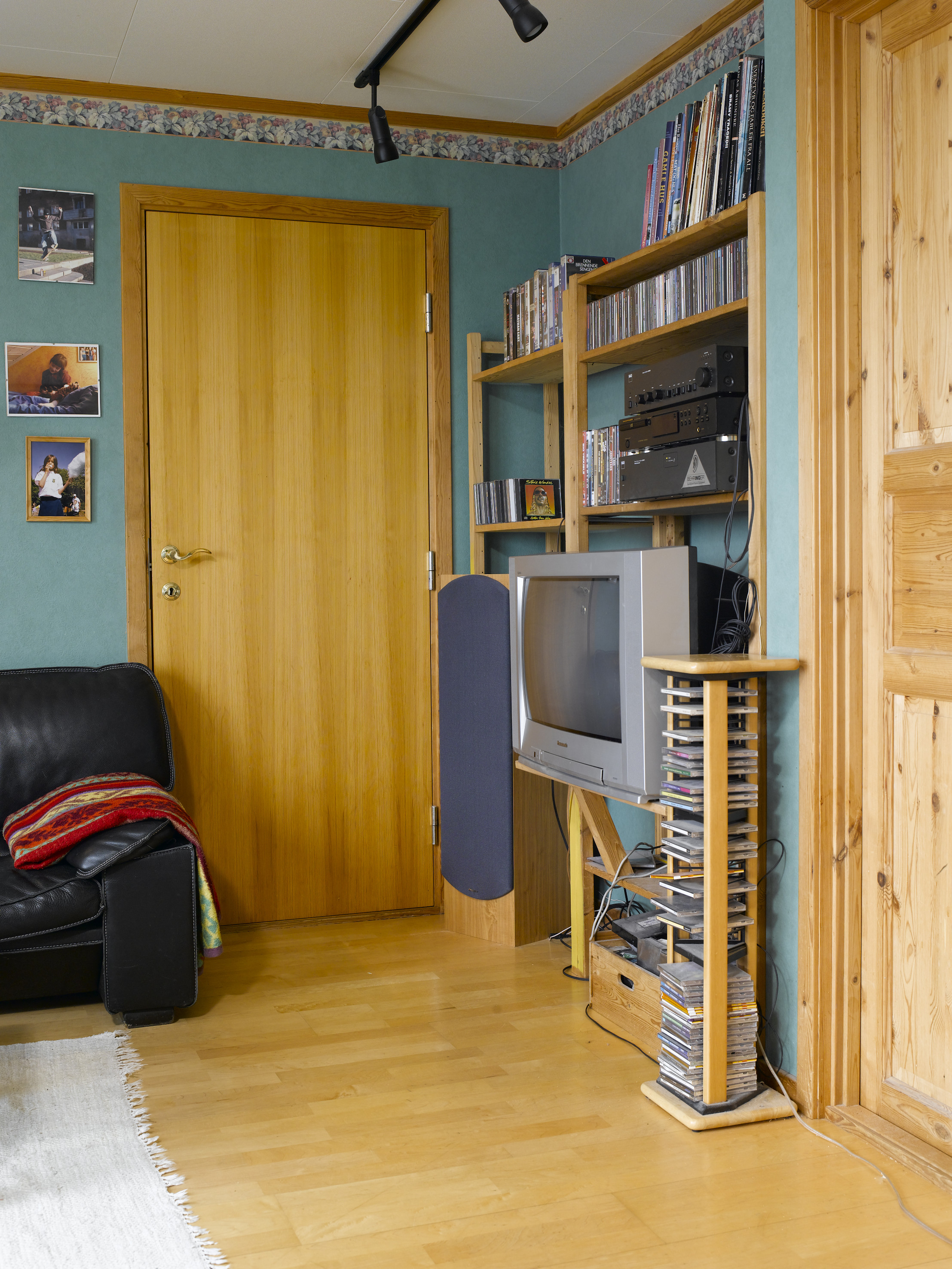 Dører og listverk var gulnet av tidens tann. 