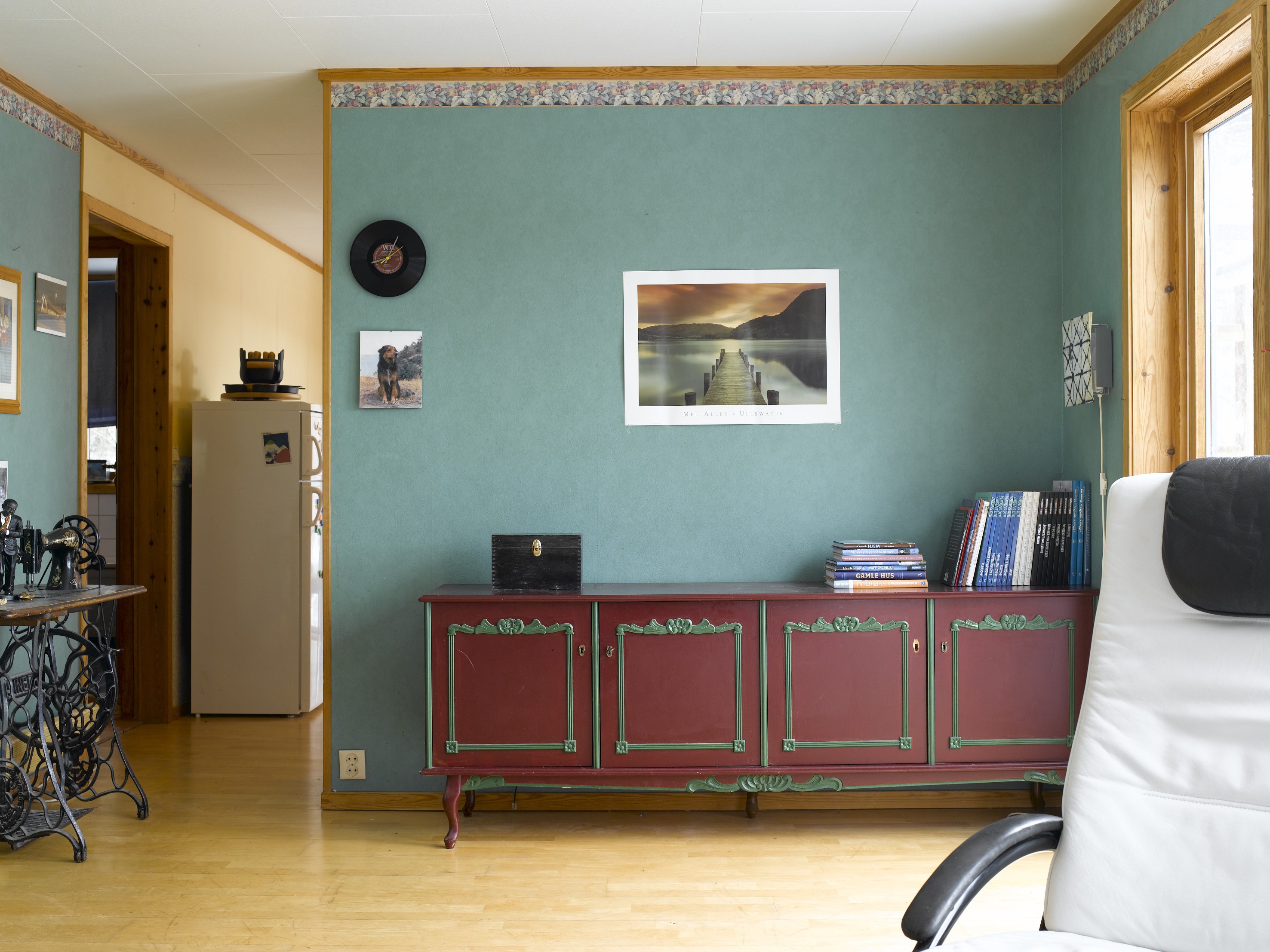 Før den ble revet: 90-tallsfarger og tapetbord med drueranker på veggen mot kjøkkenet. 