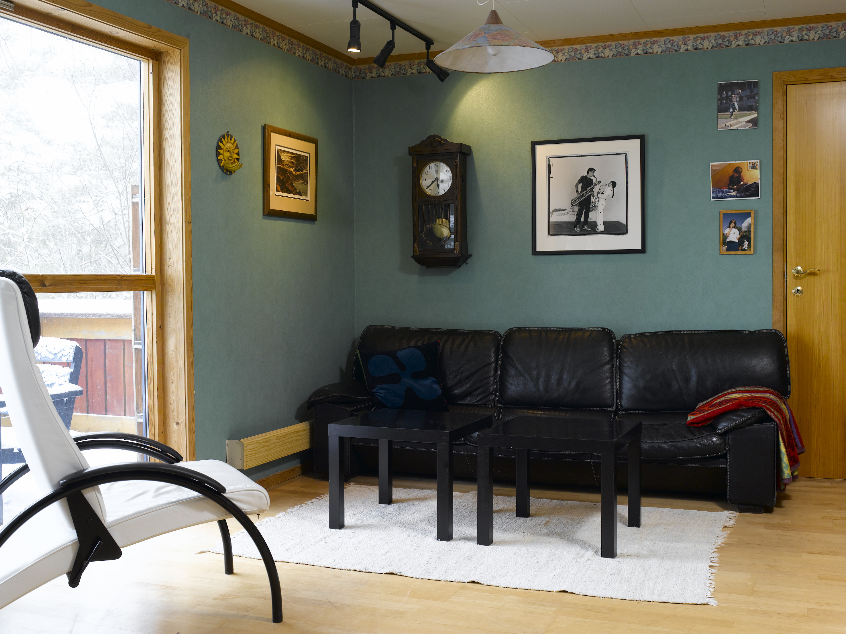 Mørke, utdaterte farger preget stuen før forandringen. 
