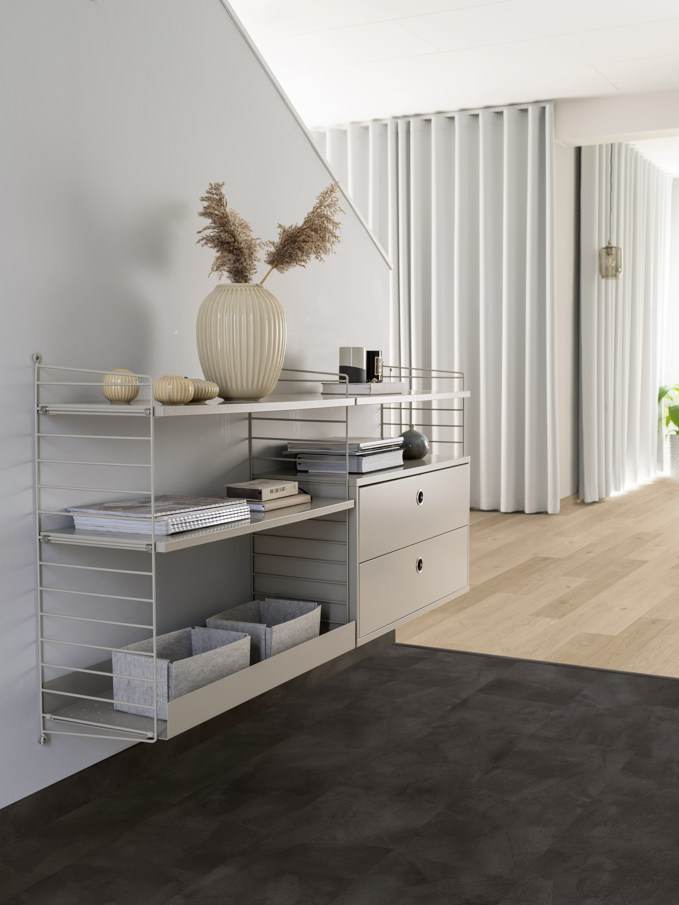 sort vinyl i steinmønster