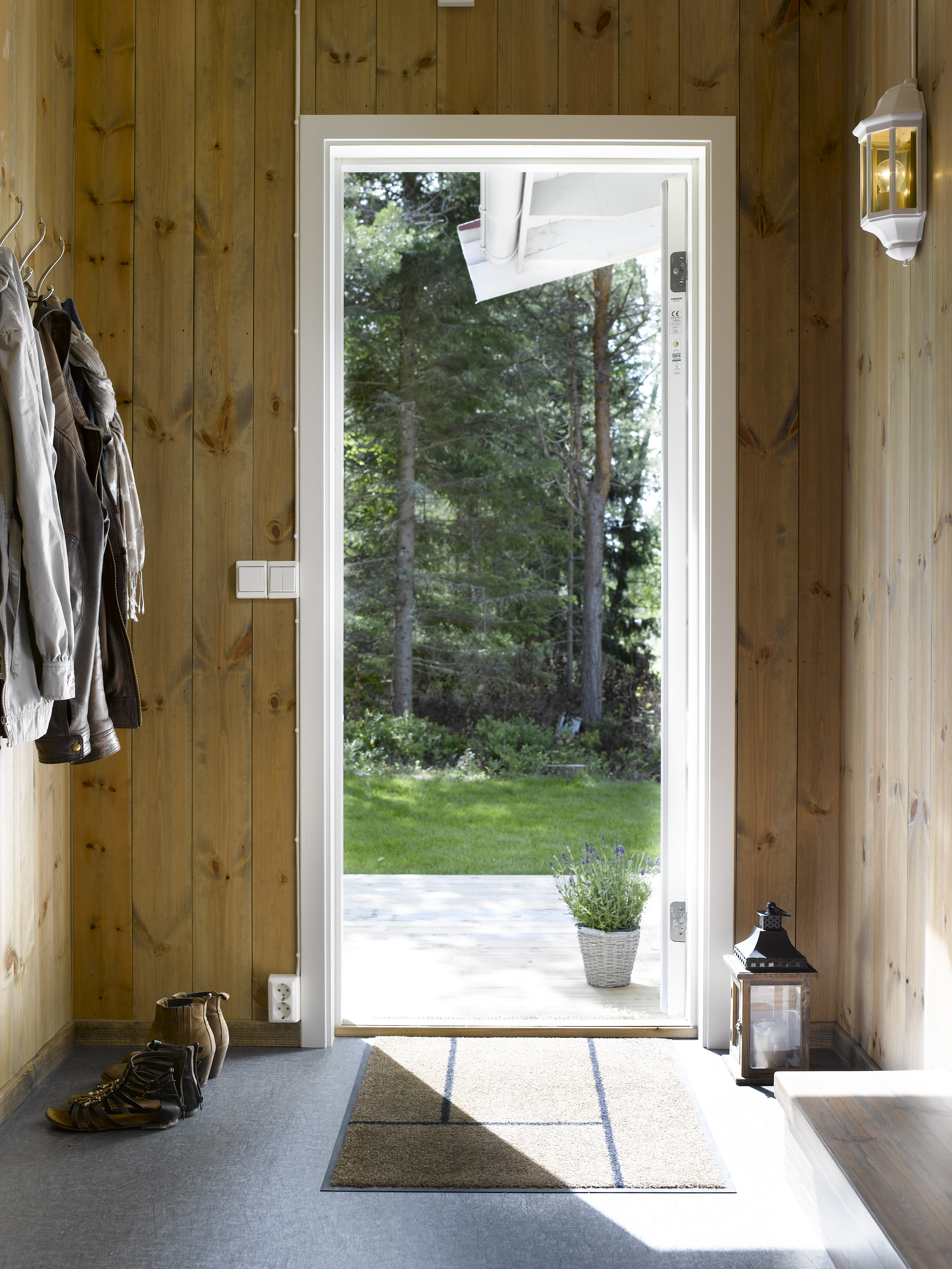 Lettstelt, sterkt og i mange dekorer. Vinyl er et godt valg til gangen. (Gulv: Forbo)