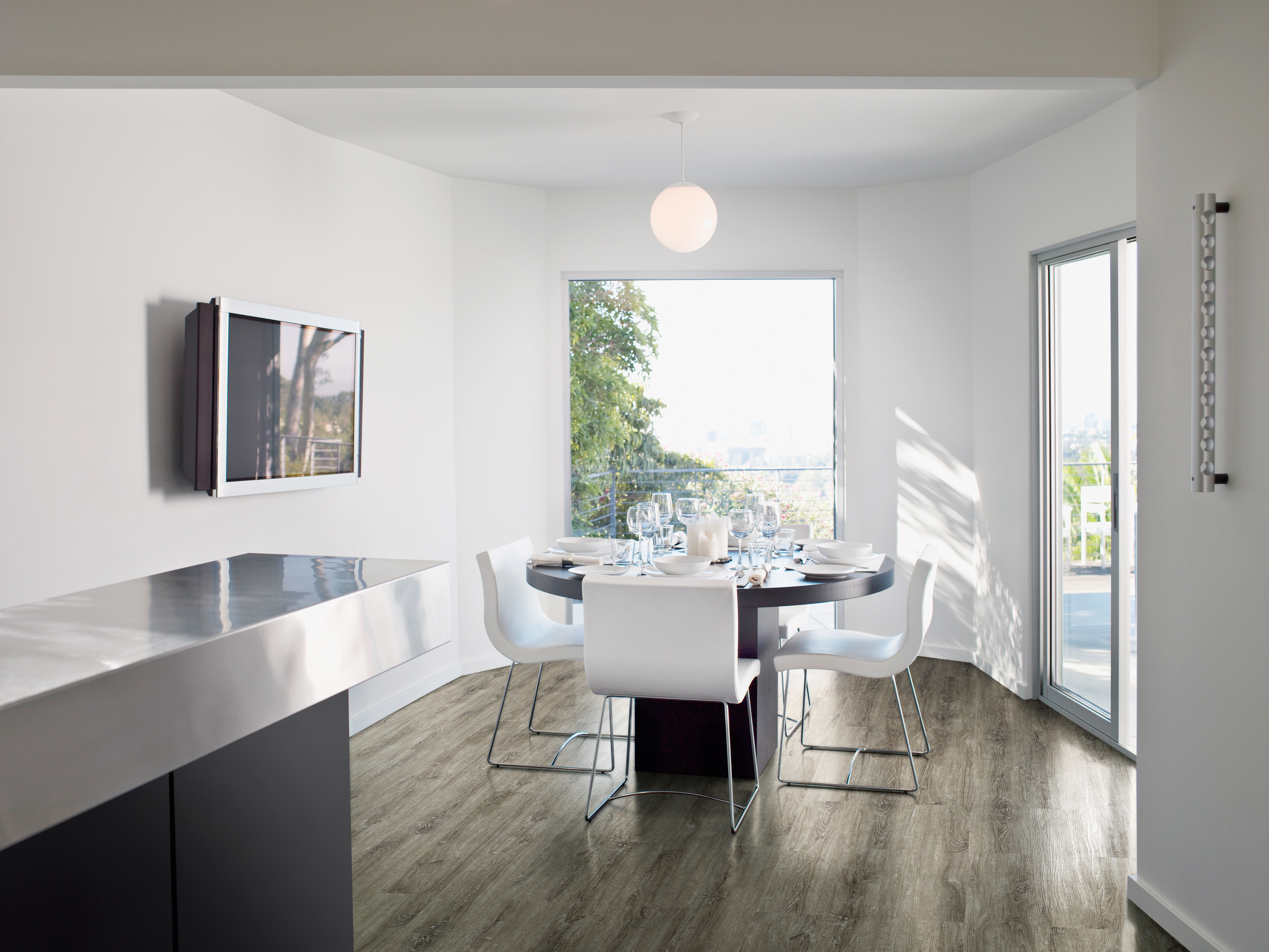 Vinyl med bakside av kork, har mange gode egenskaper og samtidig et eksklusivt utseende. (Foto: Golvabia)