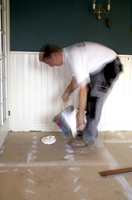Fordel lim jevnt utover den første delen av gulvet. Et tips er å la limet vente til det har blitt klebrig.