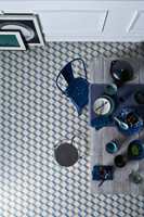 <b>KUBISTISK: </b>Kontrastene skaper kreative mønstre med 3D-effekt. Vinylgulvet heter Tarkett Trend Cube Tile Blue.